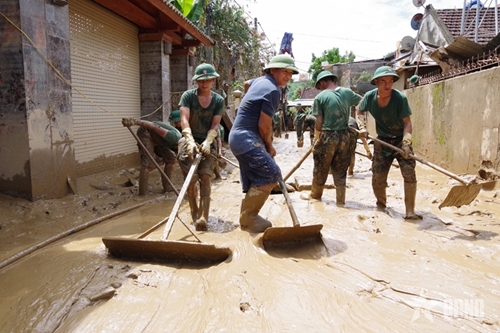 Troops strive to help locals clean up after flood