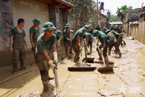 Troops strive to help locals clean up after flood