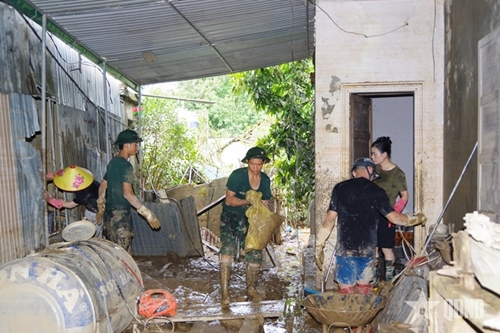 Troops strive to help locals clean up after flood