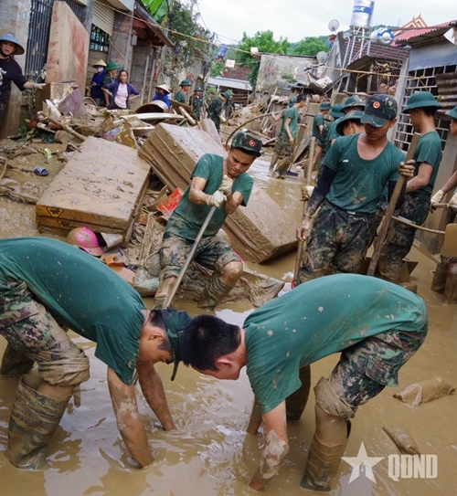 Troops strive to help locals clean up after flood