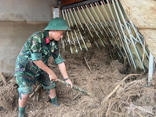 Hundreds of troops help people surmount flood’s aftermath in Dien Bien