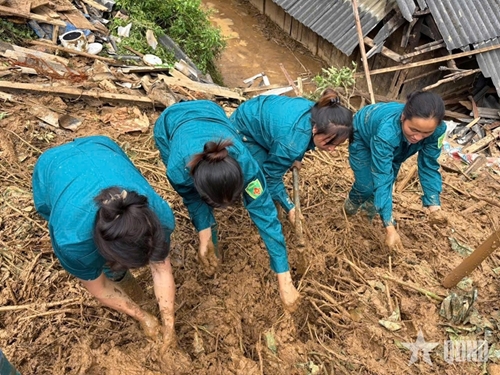 Hundreds of troops help people surmount flood’s aftermath in Dien Bien