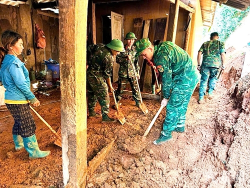 Hundreds of troops help people surmount flood’s aftermath in Dien Bien