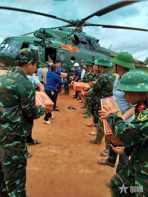 Hundreds of troops help people surmount flood’s aftermath in Dien Bien