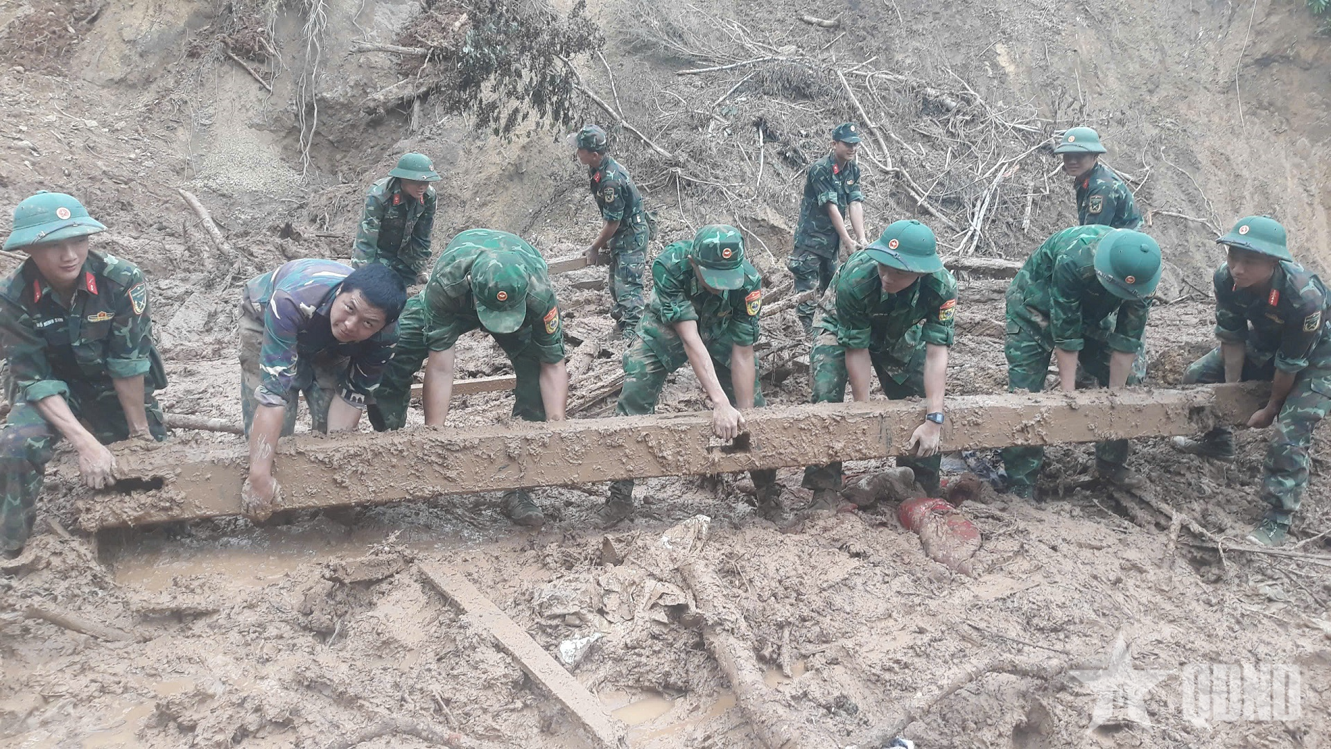 Troops exert all-out efforts to help people overcome flood’s consequences
