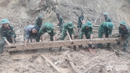 Troops exert all-out efforts to help people overcome flood’s consequences