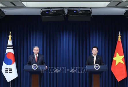 Korean Minister highlights "Miracles of Han and Red Rivers"
