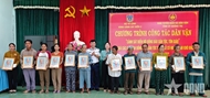 Coast Guard Region 2 Command presents gifts to ethnic families in Quang Tri
