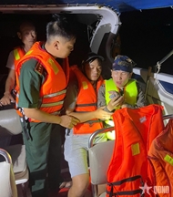 Quang Ninh’s border guards rescue 20 people in distress at sea