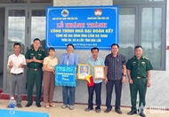 Dak Lak border troops hand over “Great unity” house to needy people