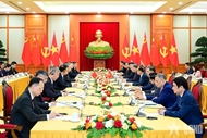 Vietnamese Party chief hosts reception for visiting top Chinese legislator