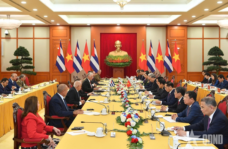 Top leaders of Vietnam and Cuba hold talks in Hanoi