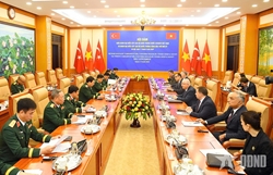 Defense Minister Holds Talks with Turkish Counterpart