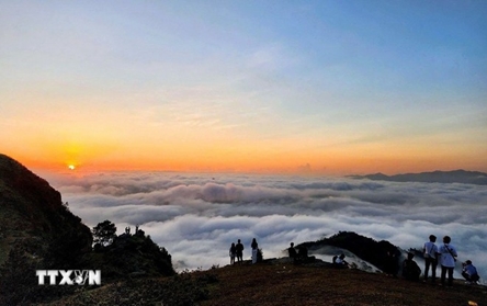 Cloud-chasing at Dong Cao peak: An exciting addition to highland travel itinerary