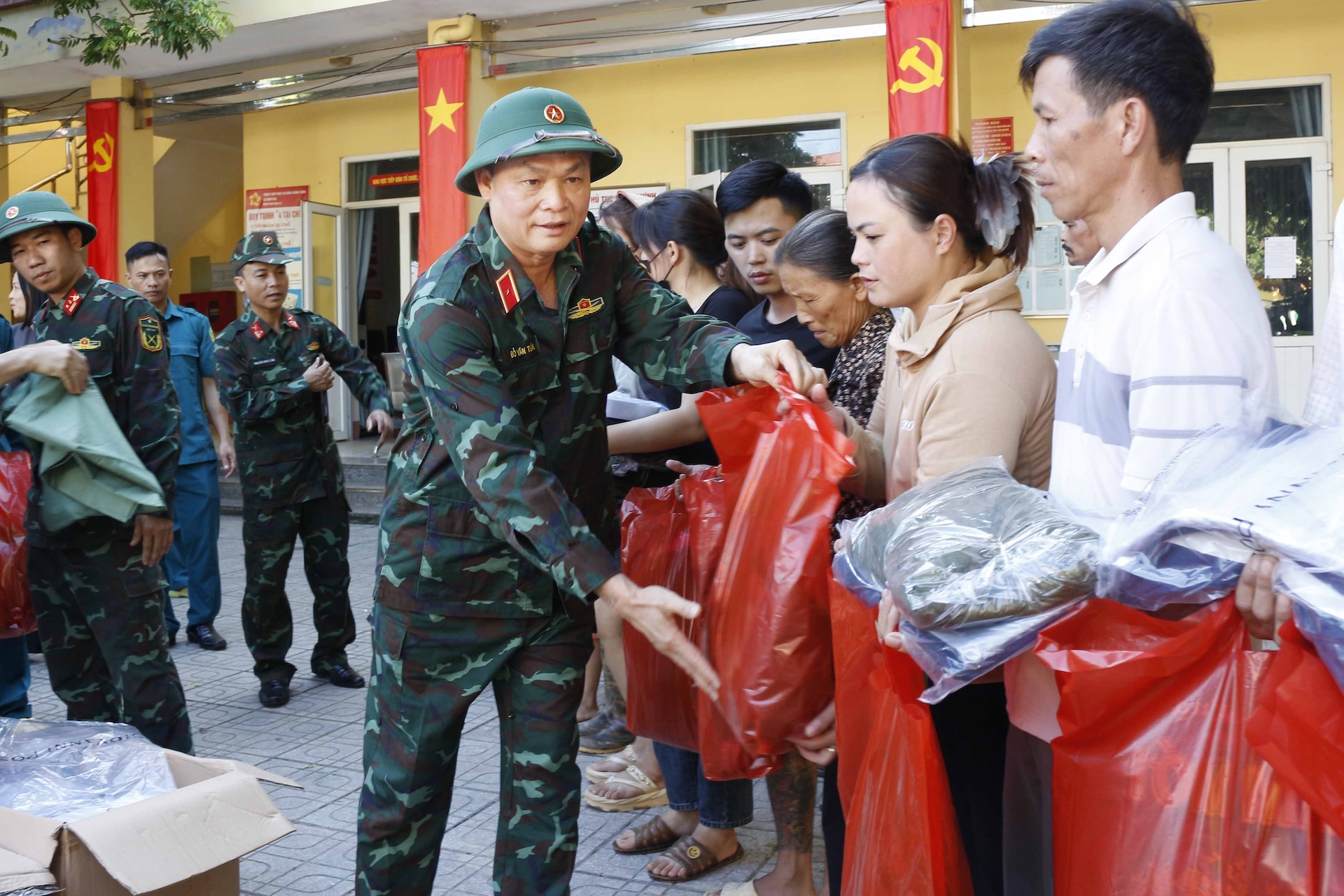 Troops and people join hands to overcome flood consequences