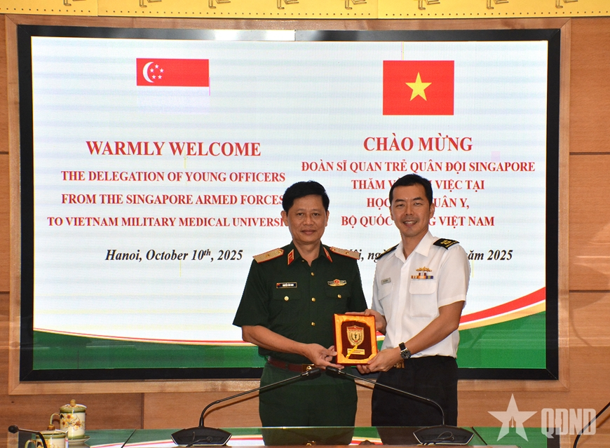 Singaporean young officers visit Military Medical University