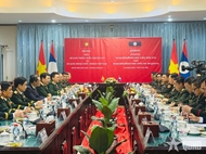Defense Minister Phan Van Giang holds talks with Lao counterpart