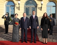 Finland greets Vietnamese Party chief with welcome ceremony