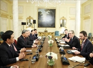 U.K. Prime Minister welcomes, holds talks with Vietnamese Party General Secretary