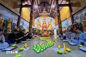 Candle-lighting ceremony held in Laos to pray for Vietnamese flood victims