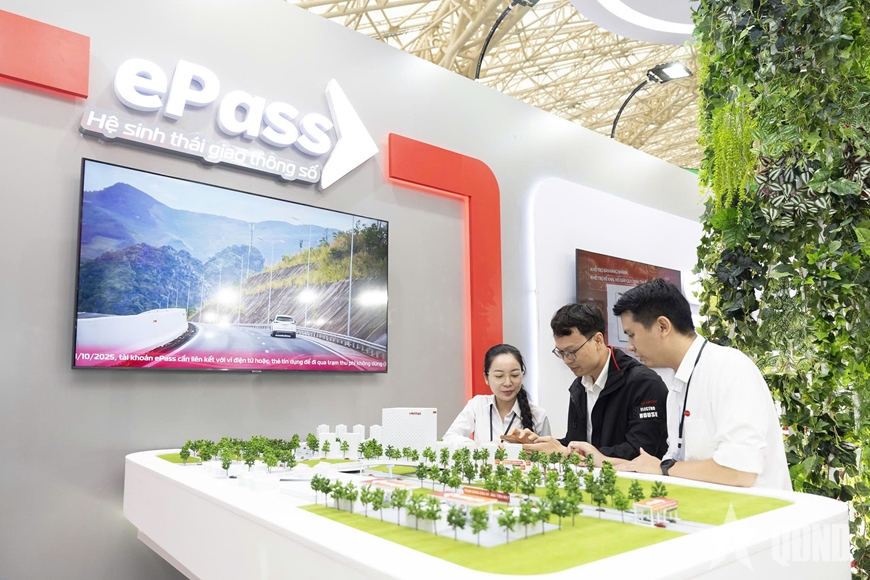 Visitors experience new technologies at Viettel booth during Autumn Fair 2025