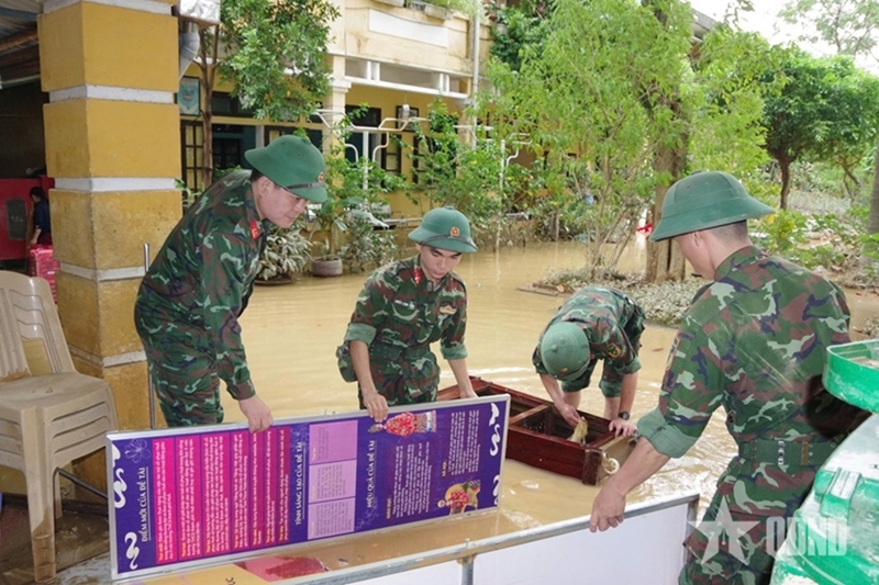 Military Region 4 helps residents clean up after floods