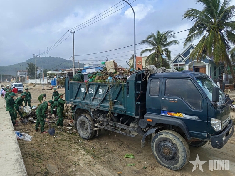 Quang Ngai border guards assist residents in disaster relief efforts