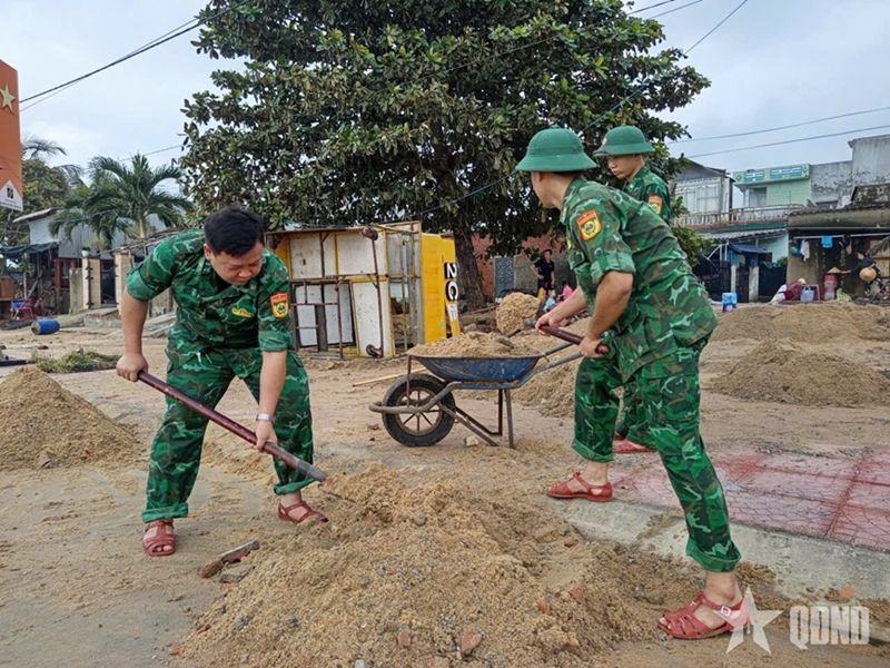 Quang Ngai border guards assist residents in disaster relief efforts