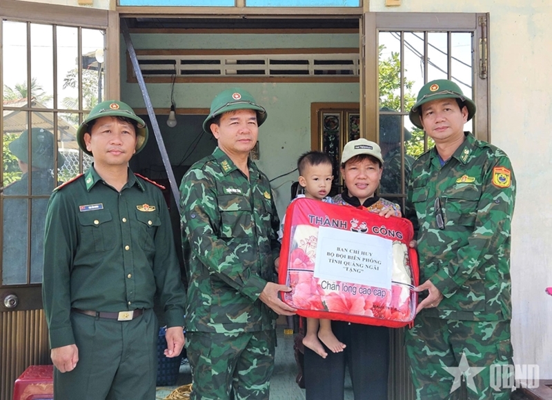 Quang Ngai border guards assist residents in disaster relief efforts