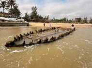 Typhoon exposes centuries-old shipwreck on Hoi An beach