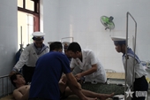 Song Tu Tay Island Infirmary gives emergency aid to troubled fisherman