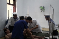 Song Tu Tay Island Infirmary gives emergency aid to troubled fisherman