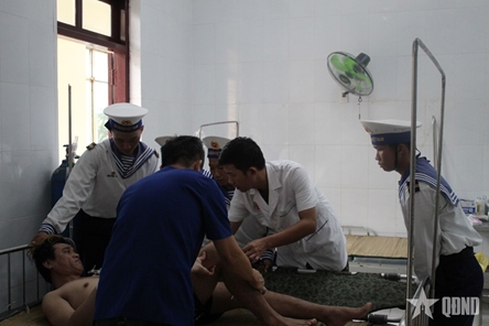 Song Tu Tay Island Infirmary gives emergency aid to troubled fisherman