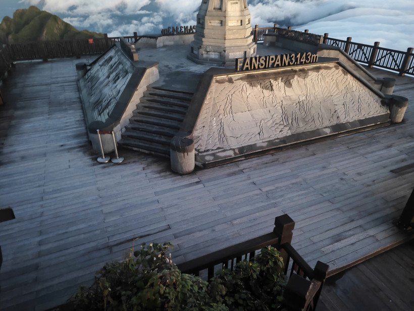 Fansipan sees first frost of winter season