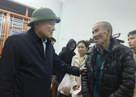 Standing Deputy PM visits flood-affected residents in Dak Lak