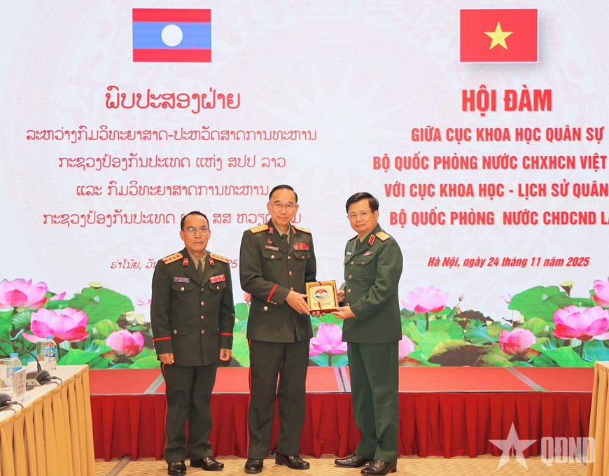 Vietnamese, Lao military units hold talks