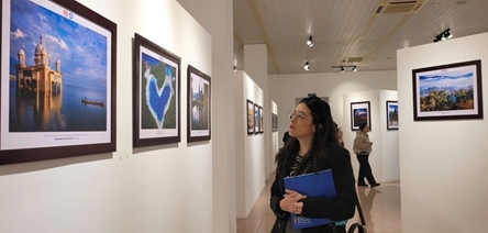 Photo exhibition spotlights Vietnam - Indonesia friendship