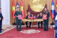 Vietnamese, Lao top leaders witness exchange of cooperation documents
