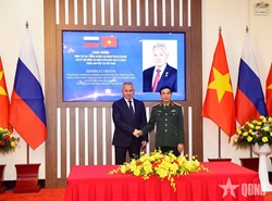 Defense Minister Receives Secretary of Security Council of Russian Federation