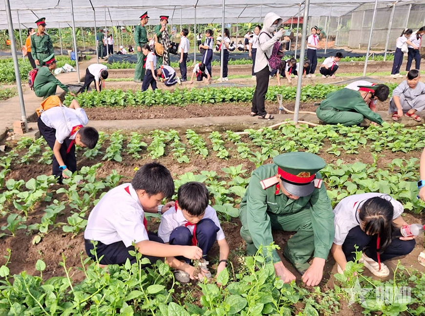 Students experience soldiers’ daily life