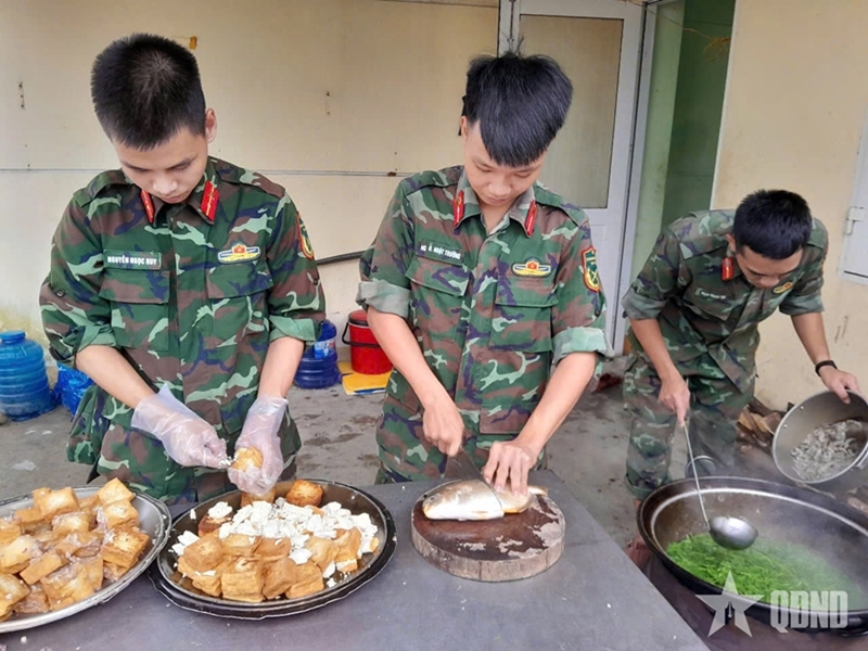 Quang Ngai provincial Military Command builds house for flood-hit people