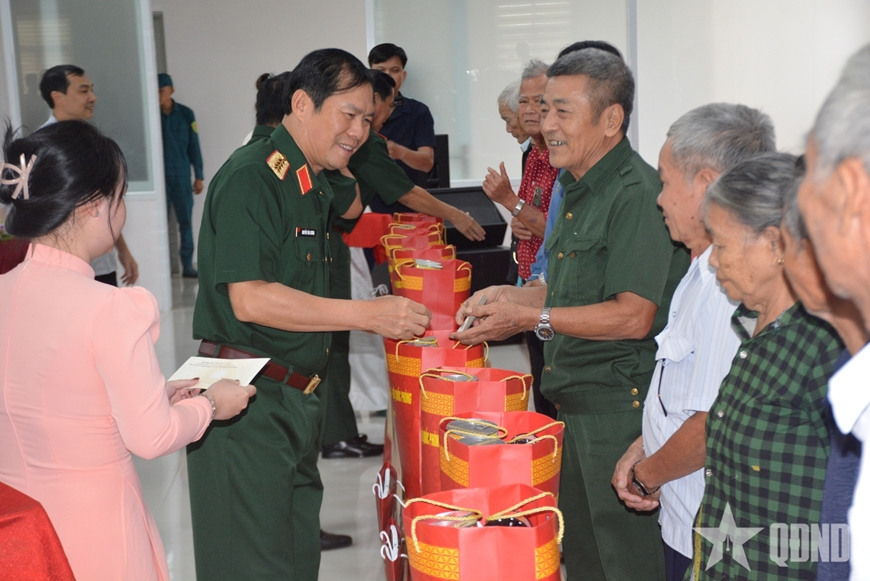 General Nguyen Tan Cuong meets with voters in Ho Chi Minh City