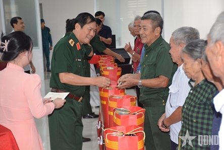 General Nguyen Tan Cuong meets with voters in Ho Chi Minh City