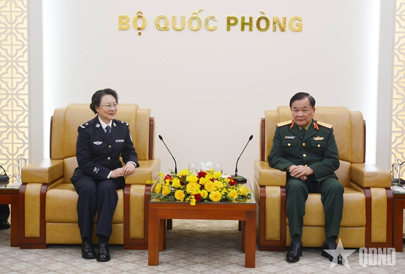 Deputy Defense Minister Hoang Xuan Chien receives Police Counselor of China