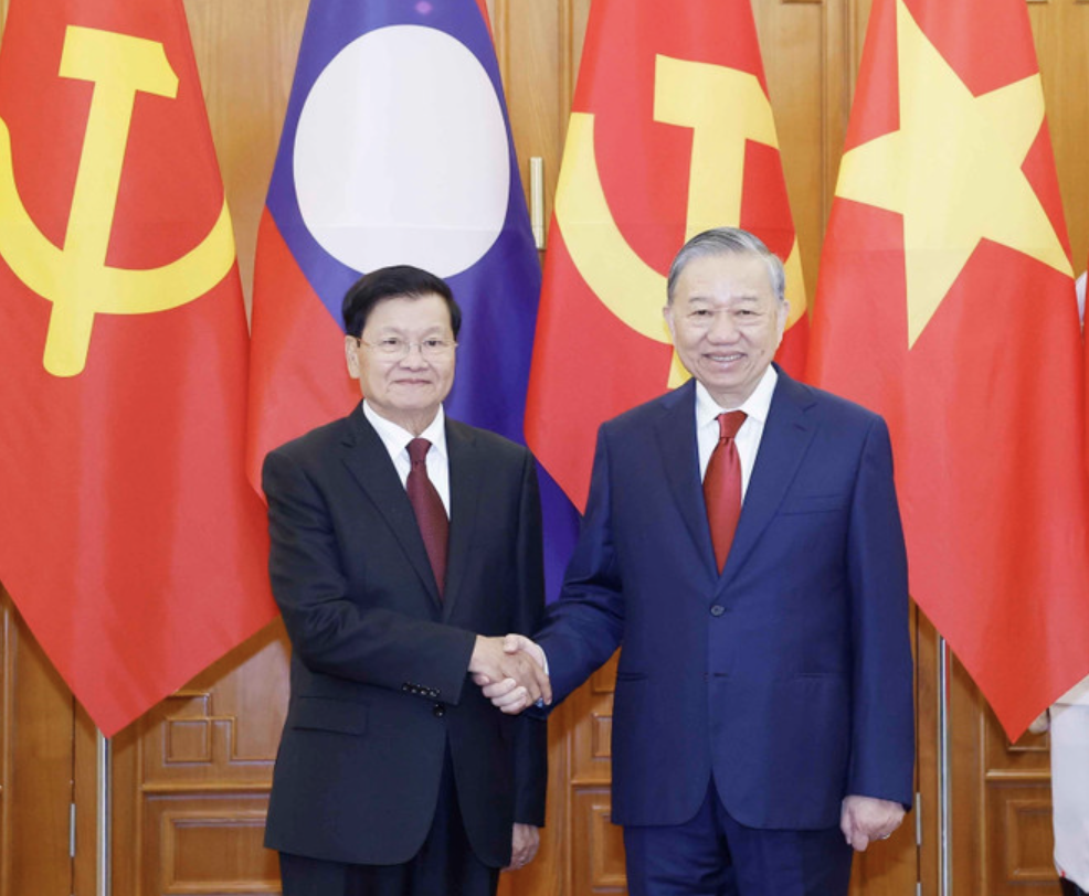 Top Vietnamese, Lao leaders hold talks in Hanoi