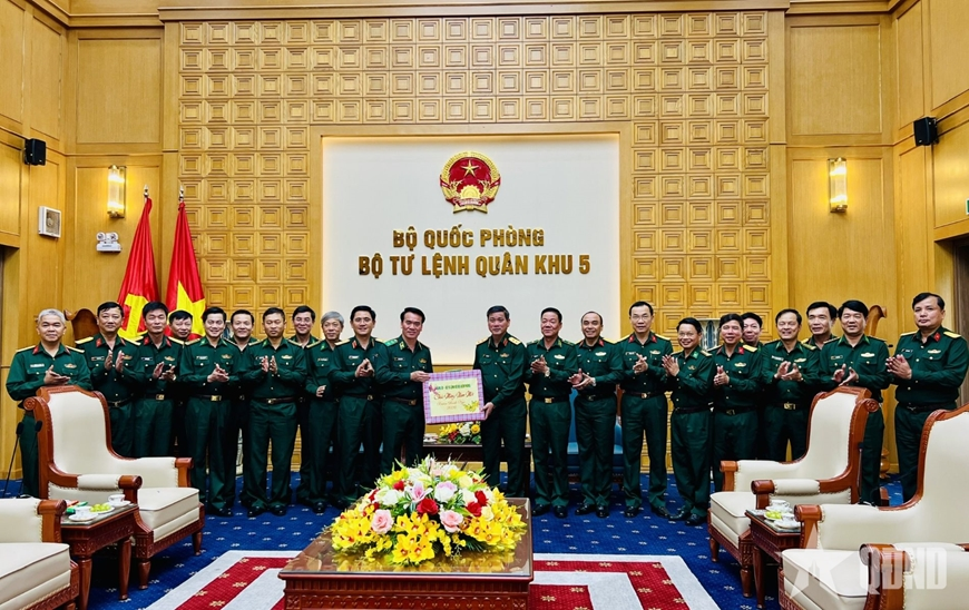 Vietnam Border Guard Command pays Tet visits to units in Military Region 5