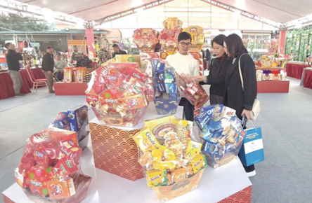 Hanoi opens exhibition showcasing innovative handicraft products