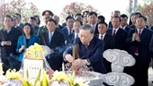 Party chief offers incense in tribute to late Party General Secretaries in Ha Tinh
