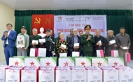 People’s Army Newspaper presents Tet gifts to policy beneficiaries