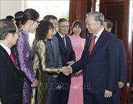 Party chief meets Vietnamese community members in Vientiane